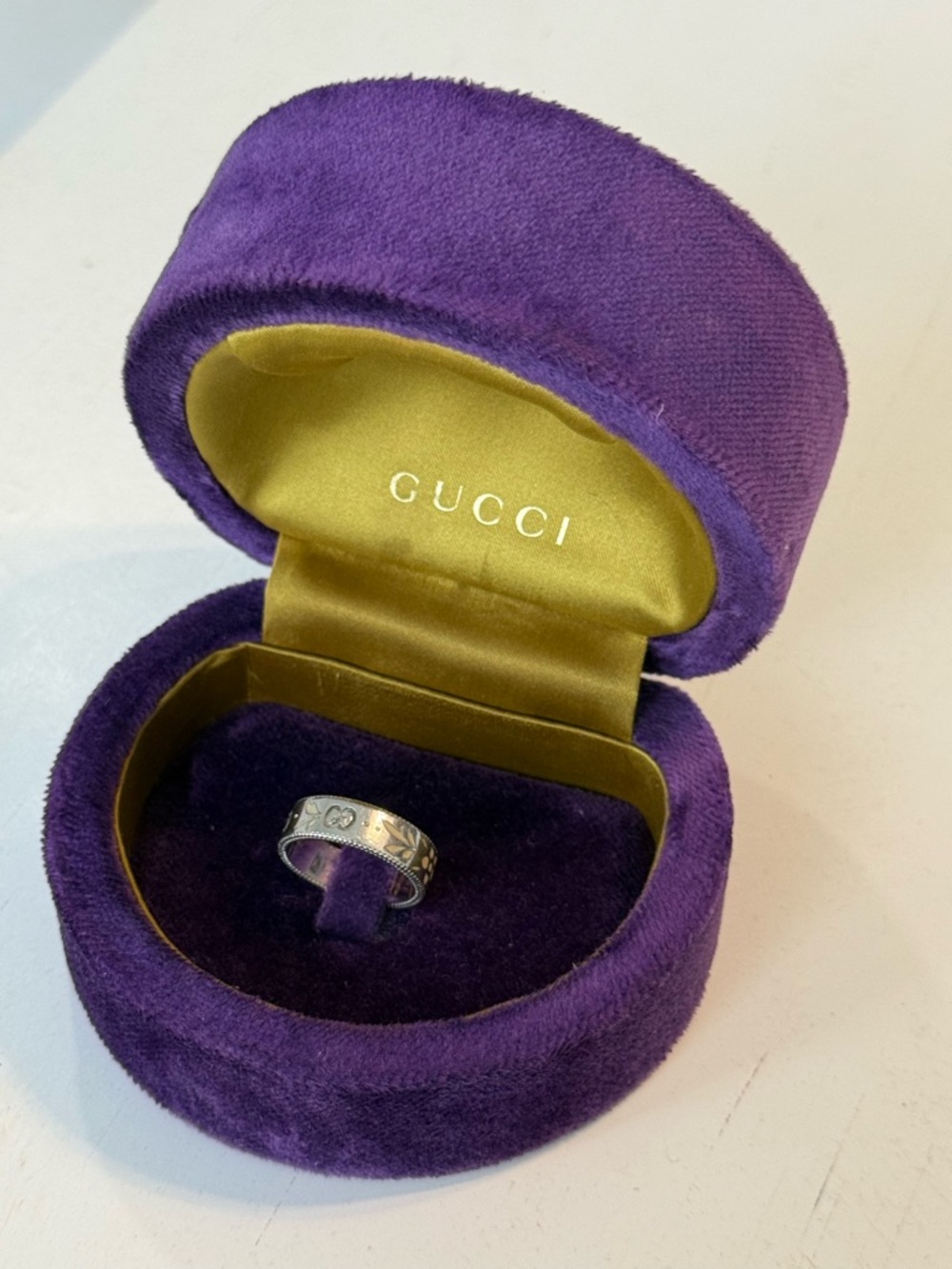 Gucci Silver white Gold Engraved Logo Band ring with Purple Velvet Box - Picture 2 of 9